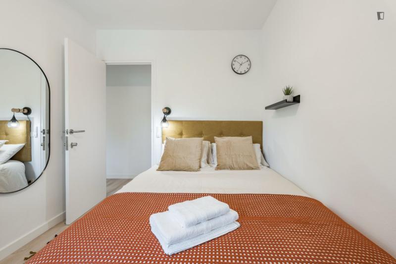Furnished room in a 4-person shared flat in Eixample · 2