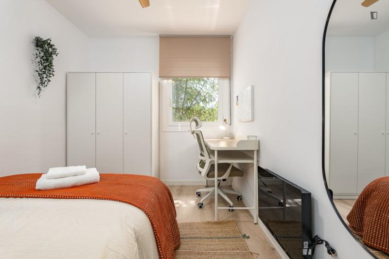 Furnished room in a 4-person shared flat in Eixample · 3