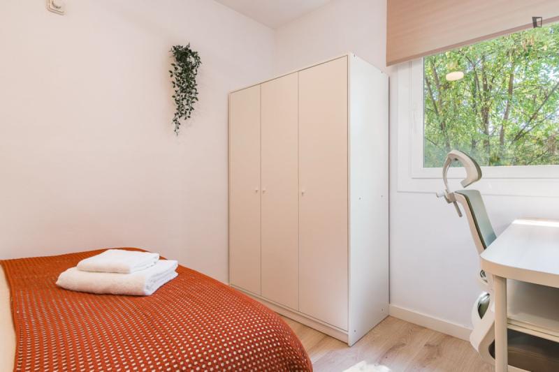 Furnished room in a 4-person shared flat in Eixample · 4