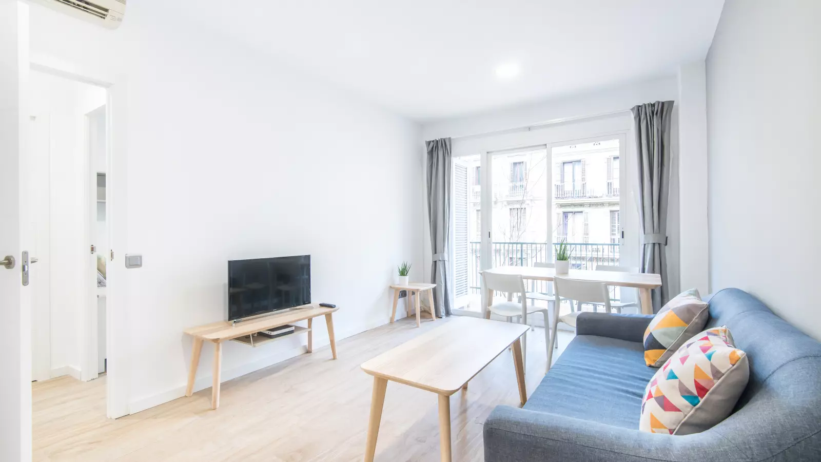 Furnished 4-bedroom flat in Eixample, 80 m² · 2