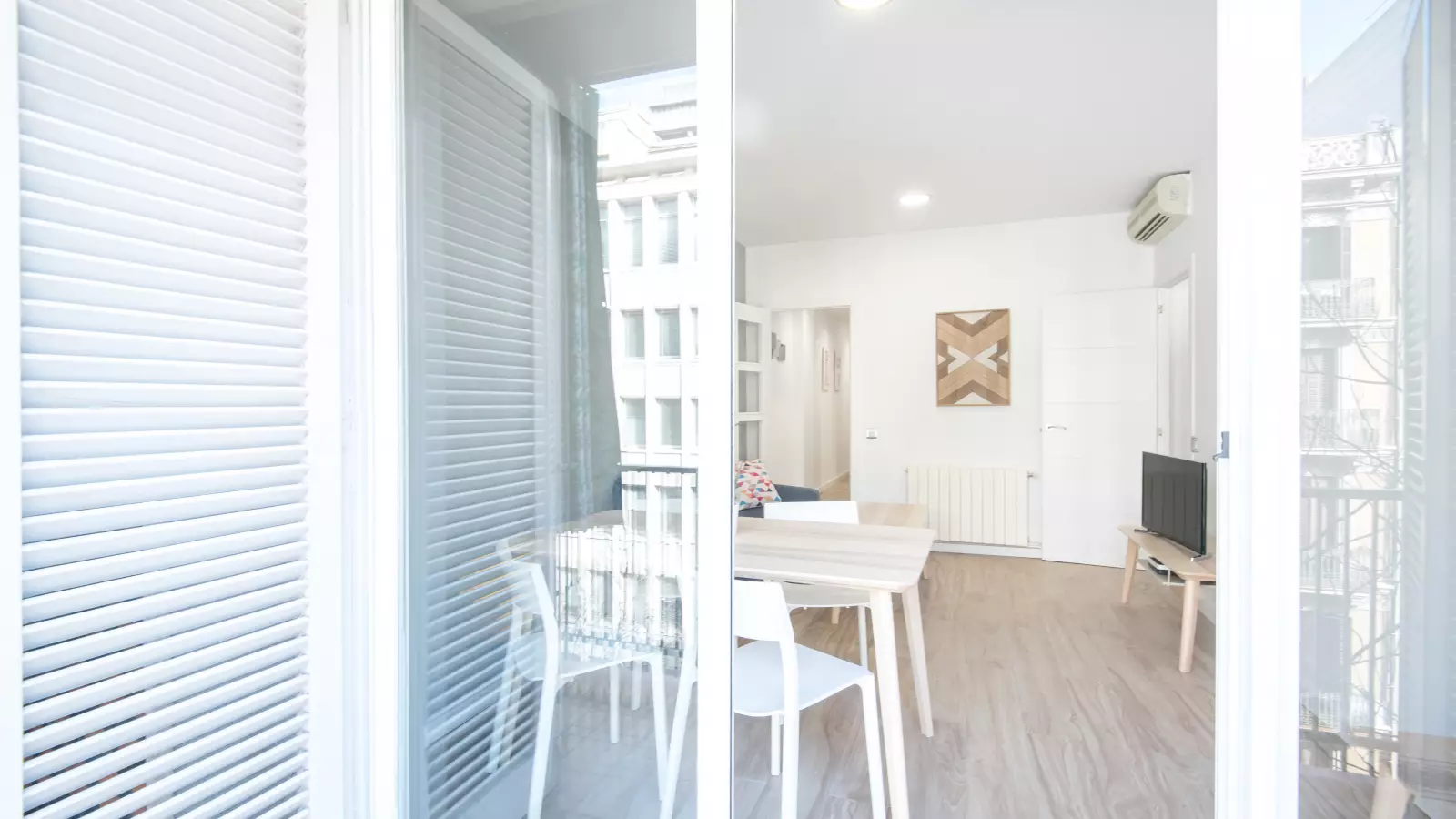 Furnished 4-bedroom flat in Eixample, 80 m² · 3