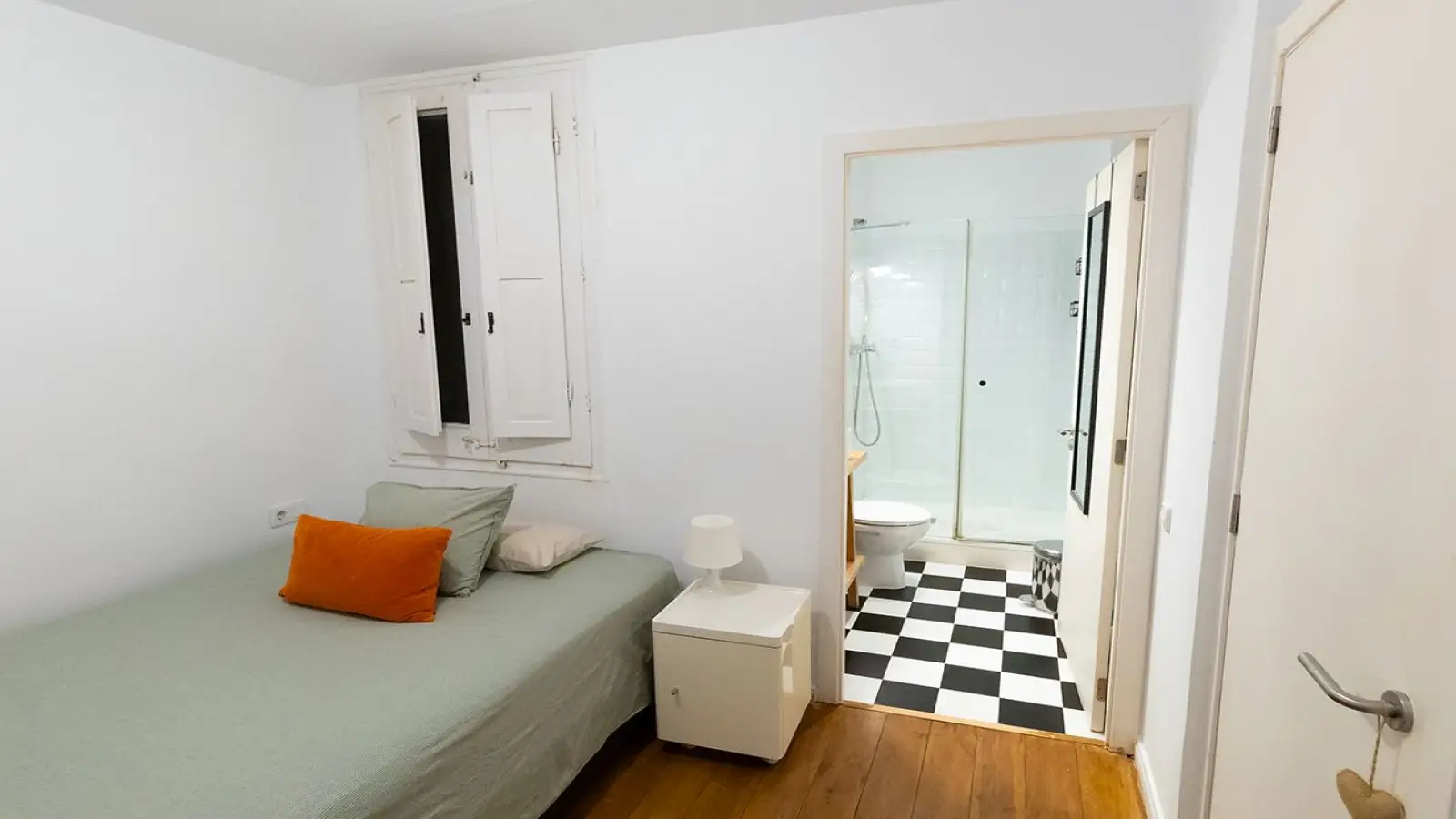 Furnished room in a shared flat in Eixample · 2
