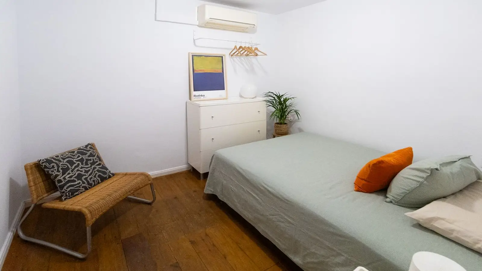 Furnished room in a shared flat in Eixample · 3