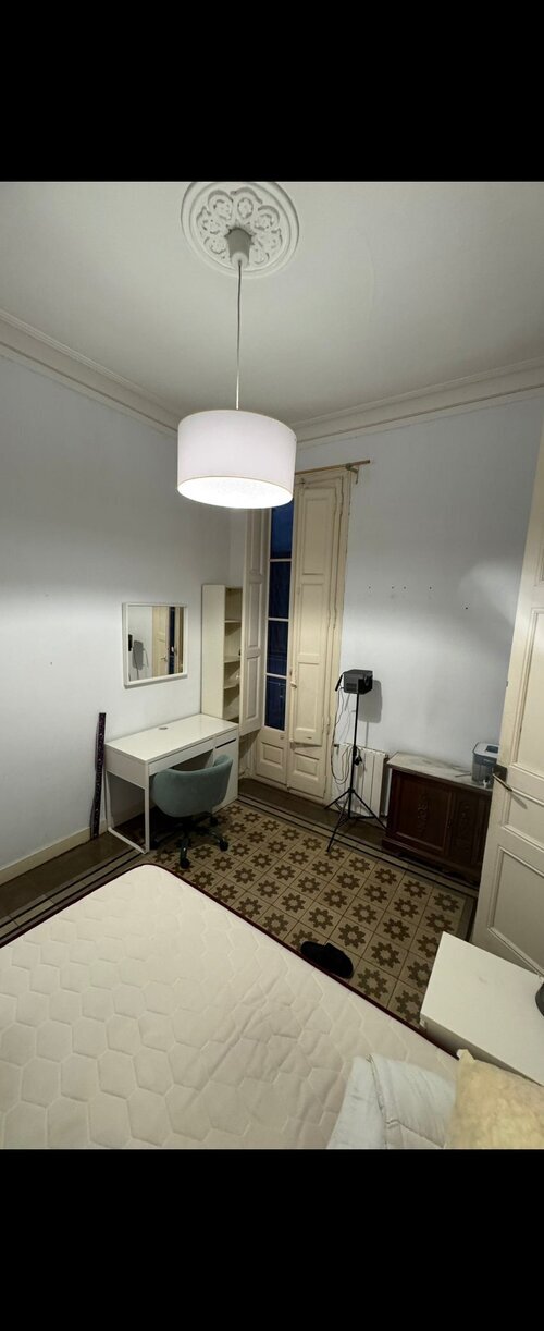 Room in a 5-person shared flat in Eixample · 2