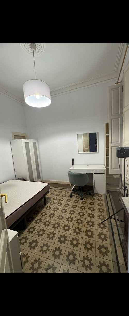 Room in a 5-person shared flat in Eixample · 3