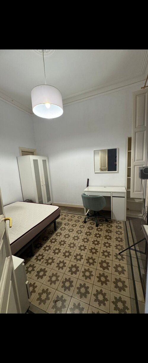 Room in a 5-person shared flat in Eixample · 4