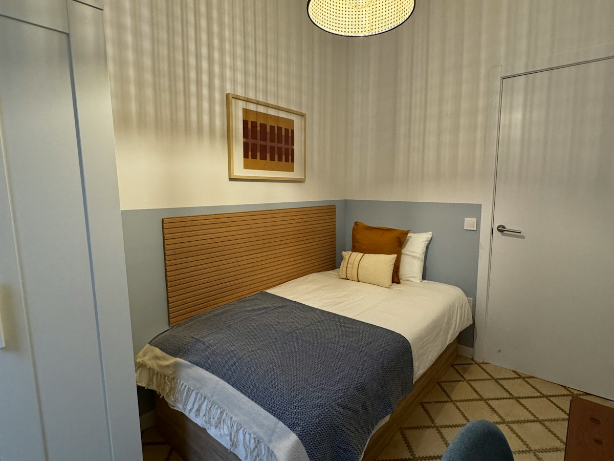 Habitación amueblada en piso compartido de 8 personas en Gràcia