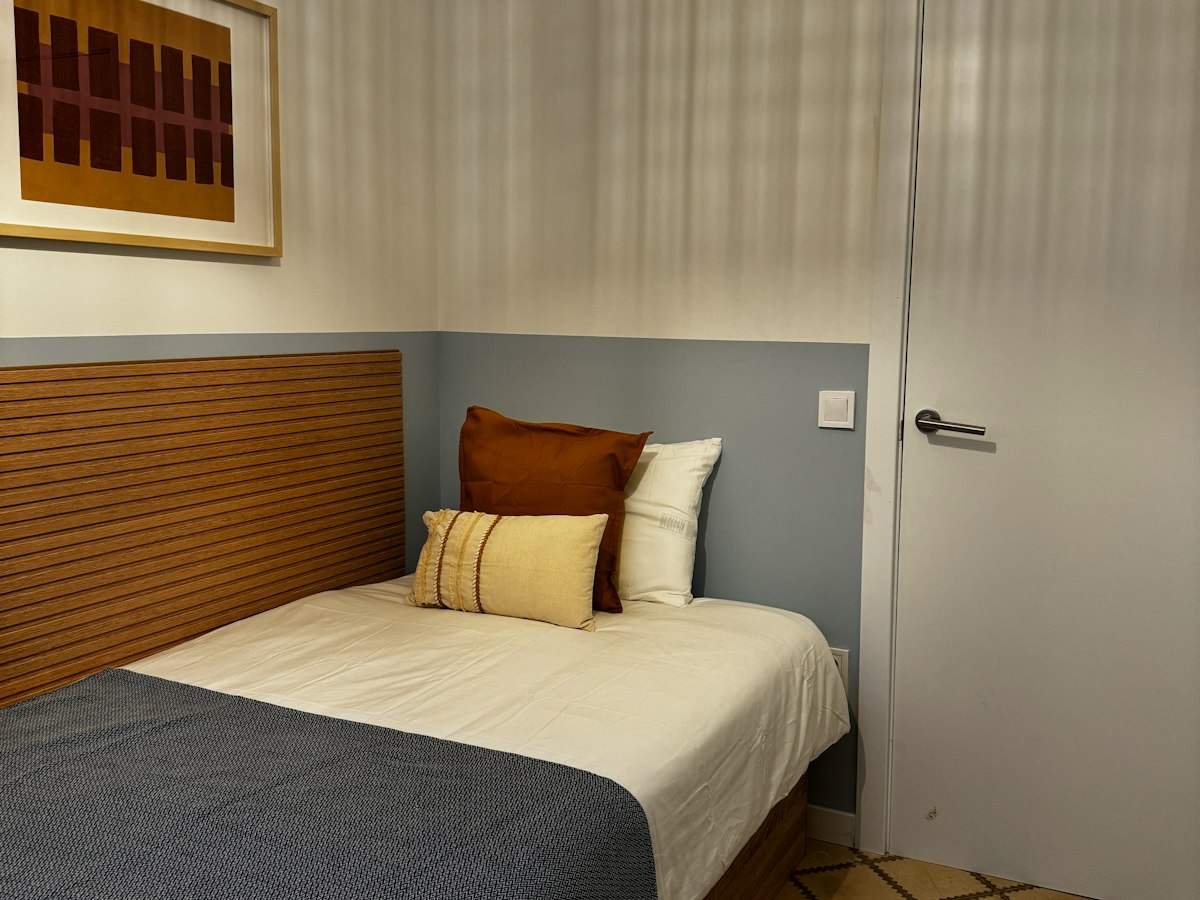 Habitación amueblada en piso compartido de 8 personas en Gràcia · 2