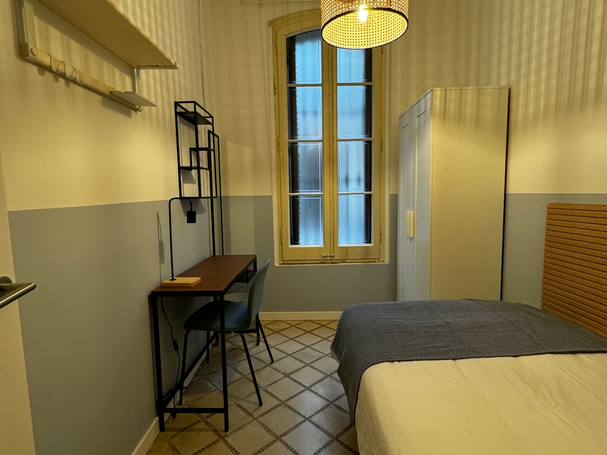 Habitación amueblada en piso compartido de 8 personas en Gràcia · 4