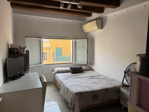 Room in a 3-person shared flat in Ciutat Vella · 3