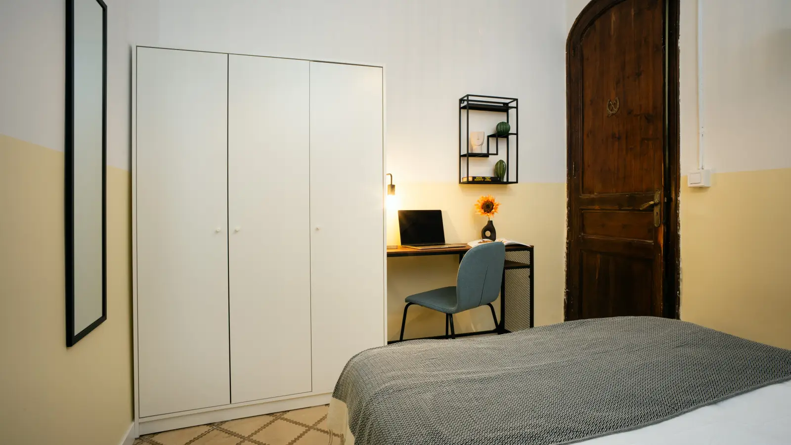 Habitación amueblada en piso compartido de 8 personas en Gràcia · 2