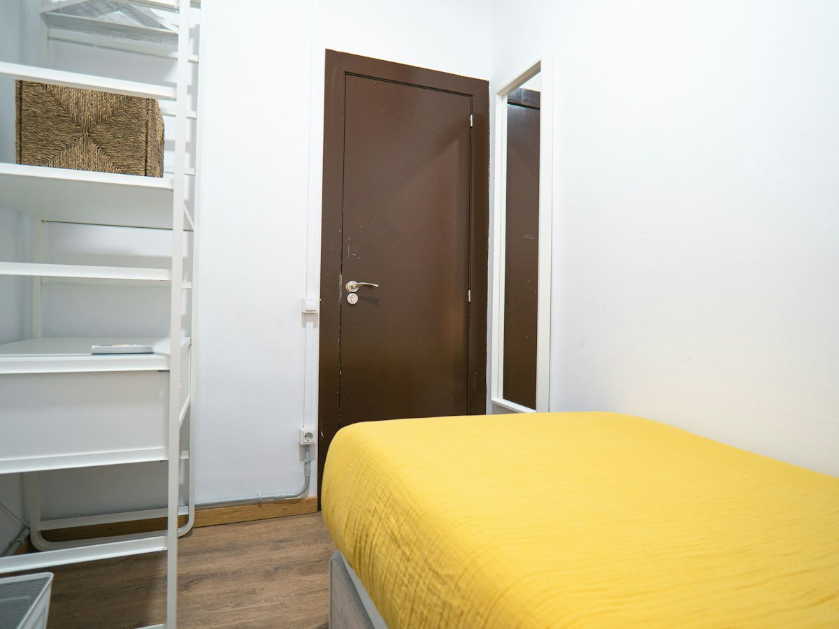 Furnished room in a 5-person shared flat in Sants-Montjuïc · 3