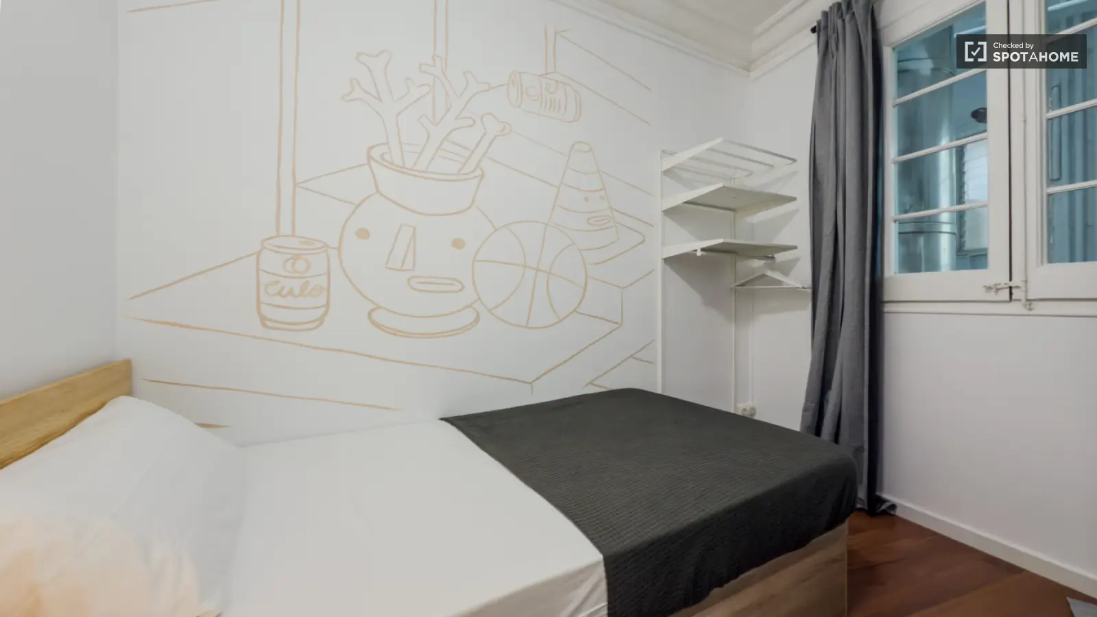 Furnished room in a 7-person shared flat in Ciutat Vella · 2