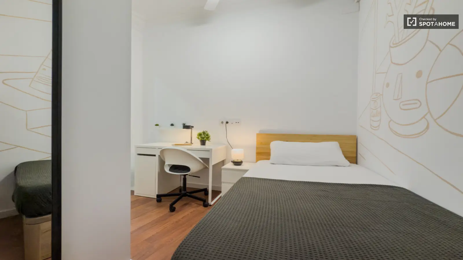 Furnished room in a 7-person shared flat in Ciutat Vella · 3