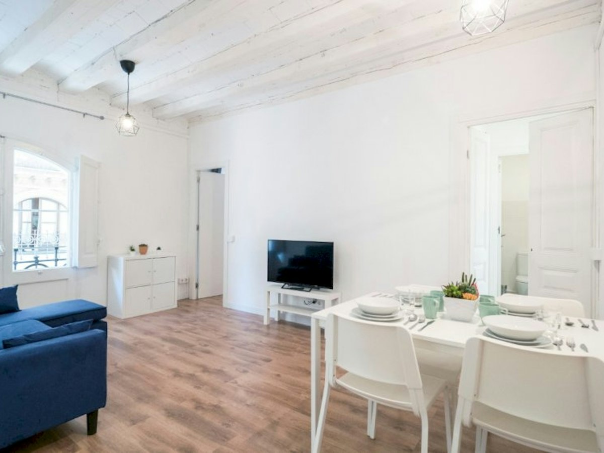 Furnished room in a 5-person shared flat in Ciutat Vella · 2