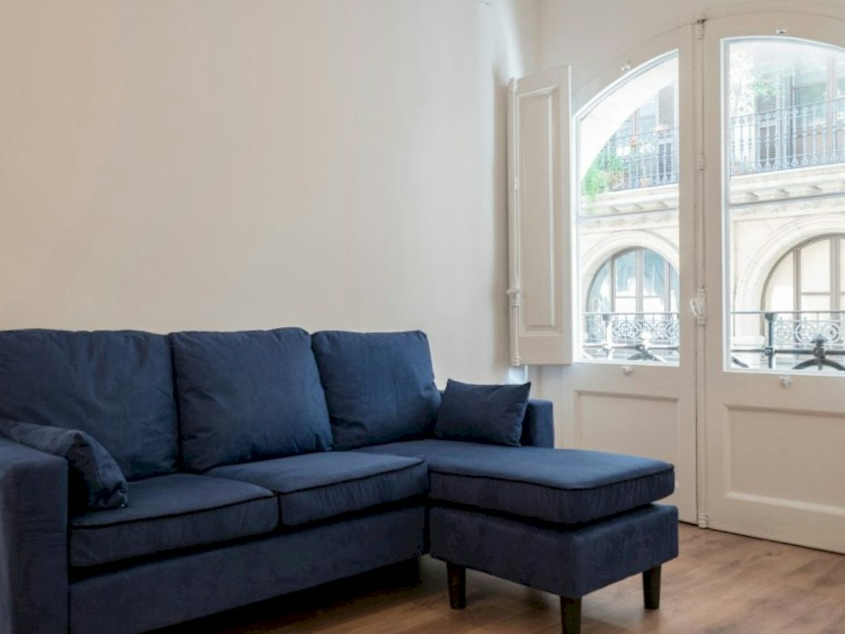 Furnished room in a 5-person shared flat in Ciutat Vella · 4