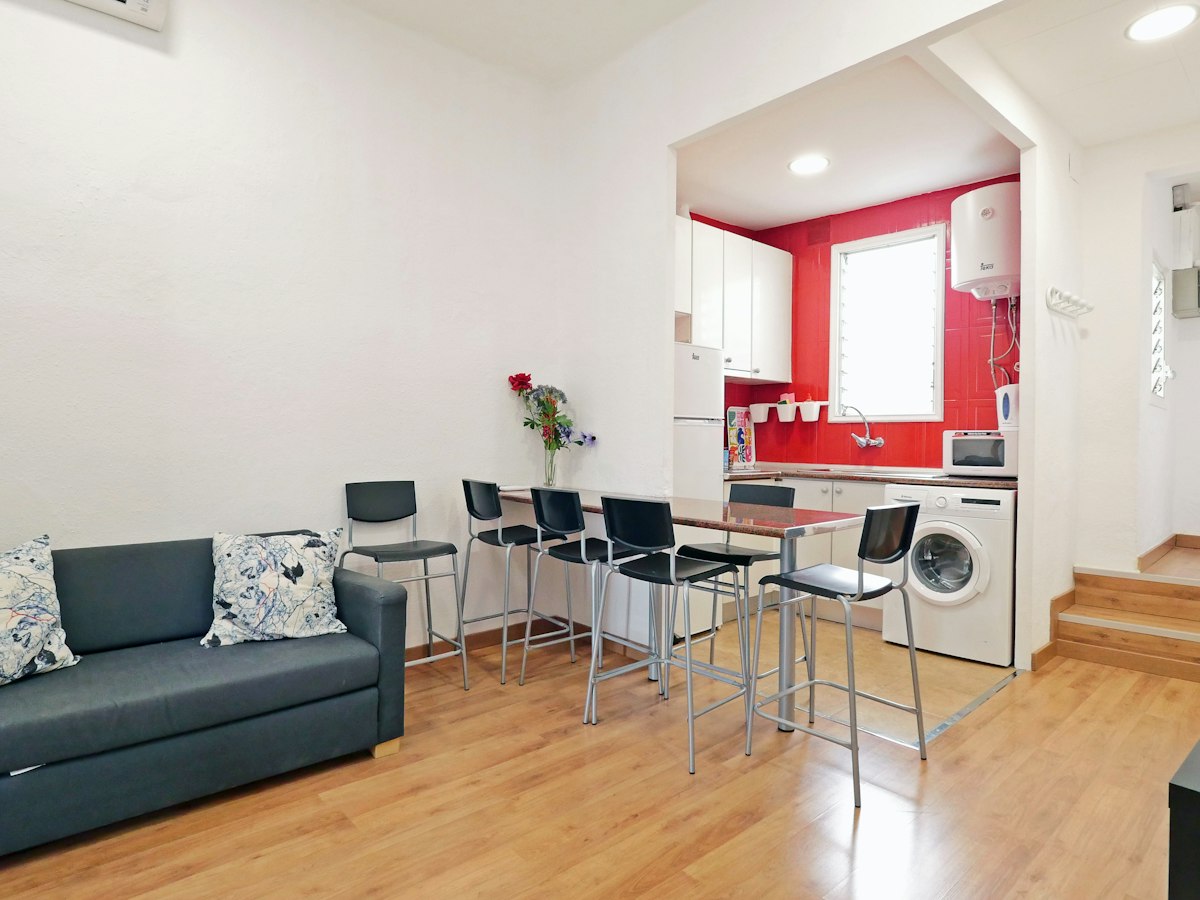 Habitación amueblada en piso compartido de 4 personas en Ciutat Vella · 3