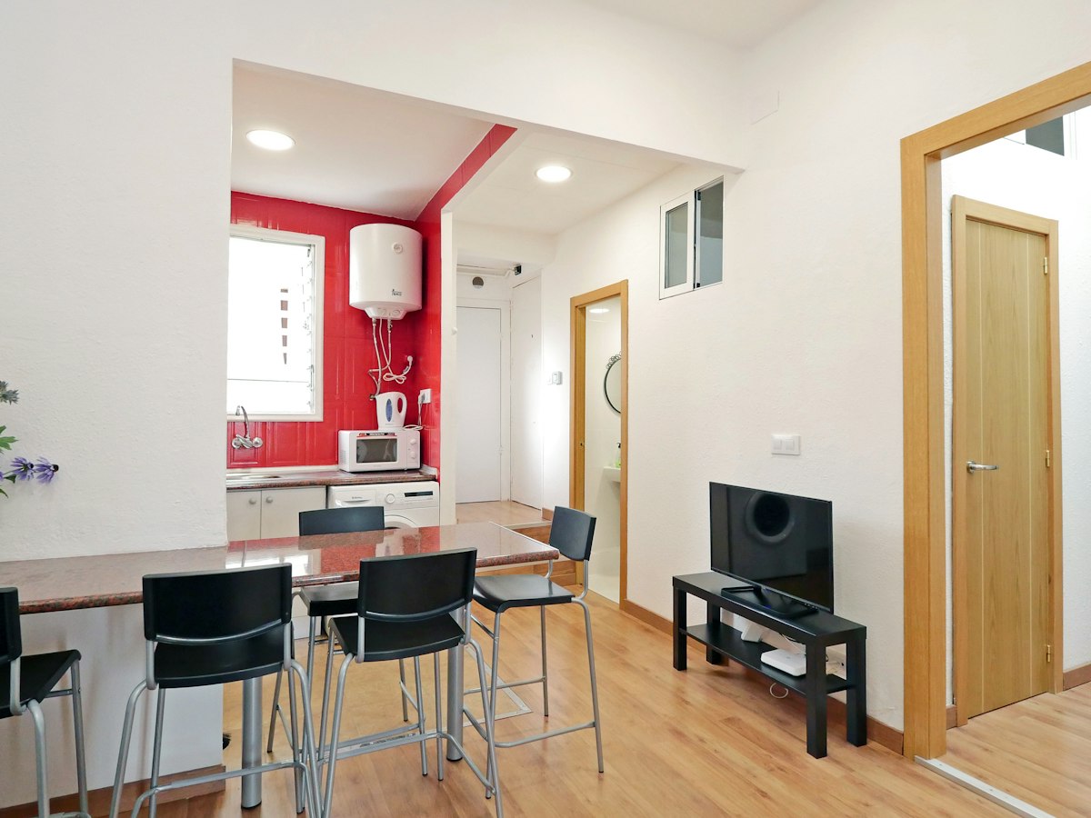 Habitación amueblada en piso compartido de 4 personas en Ciutat Vella · 4
