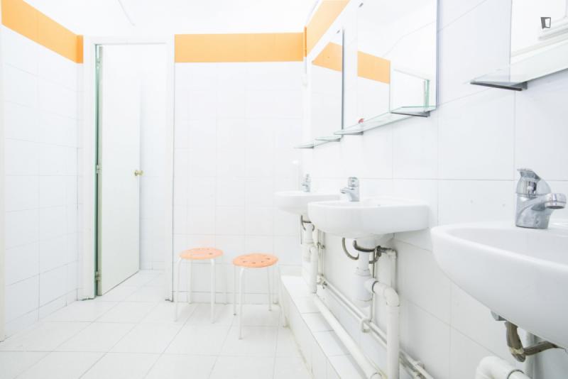 Habitación amueblada en piso compartido de 12 personas en Eixample · 2