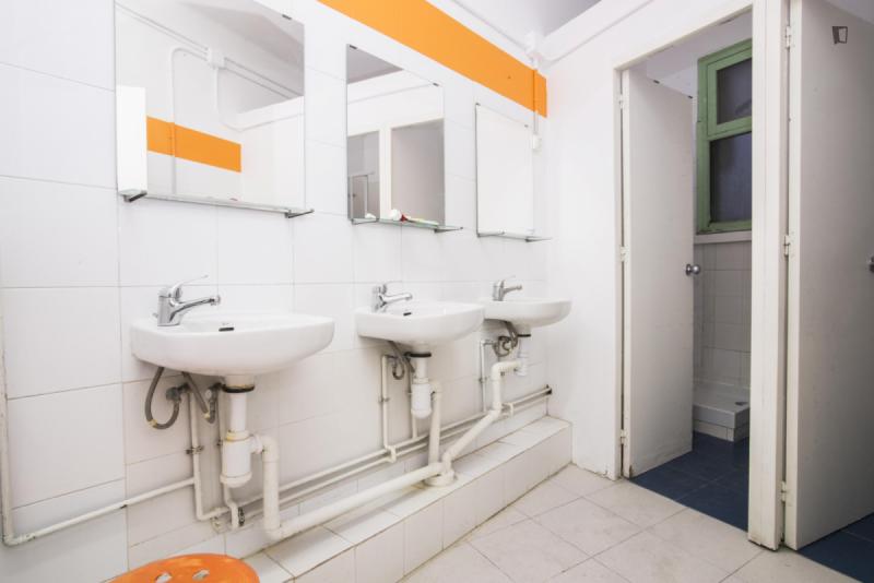 Habitación amueblada en piso compartido de 12 personas en Eixample · 3