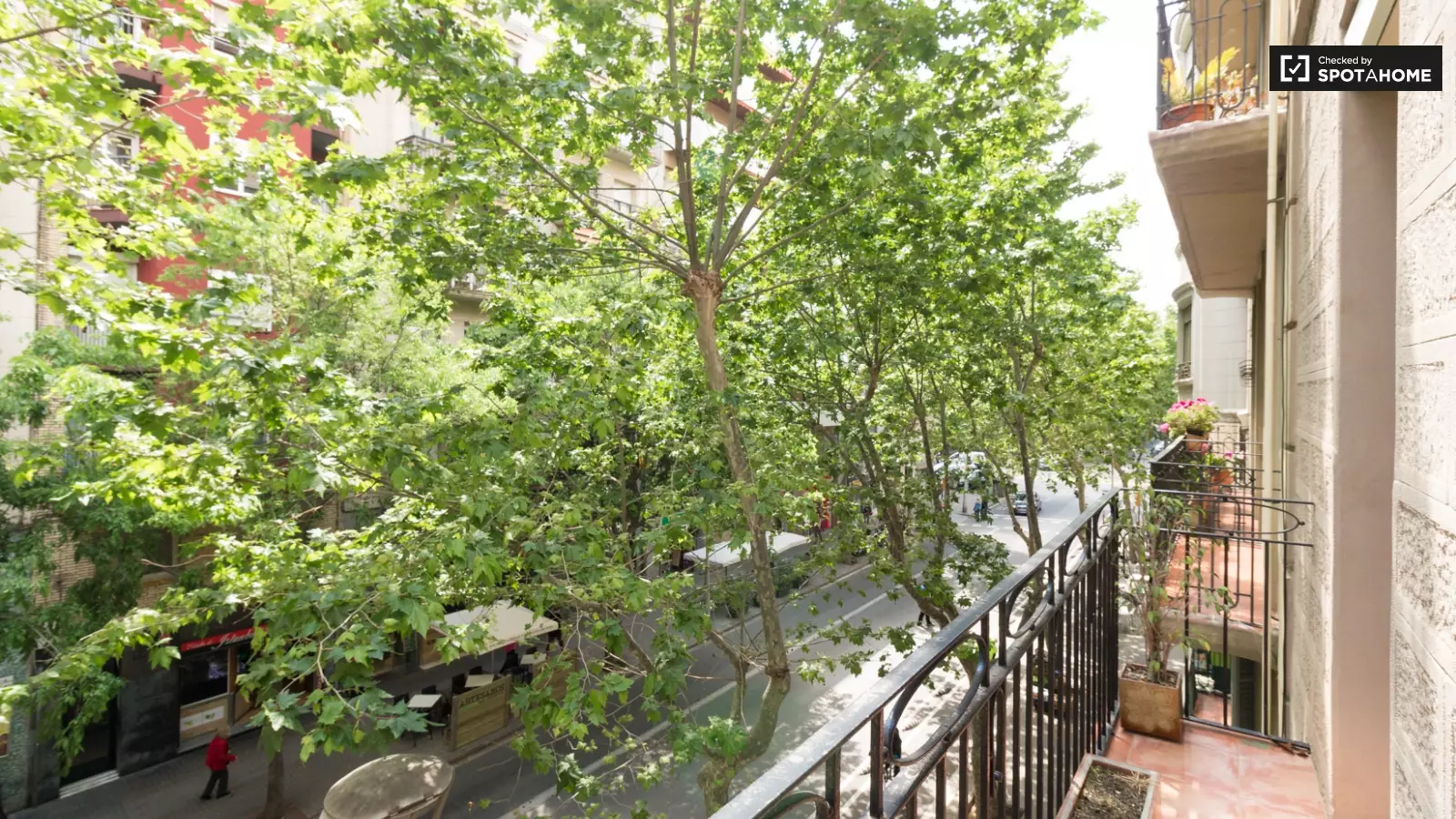 Furnished room in a shared flat in Eixample · 2