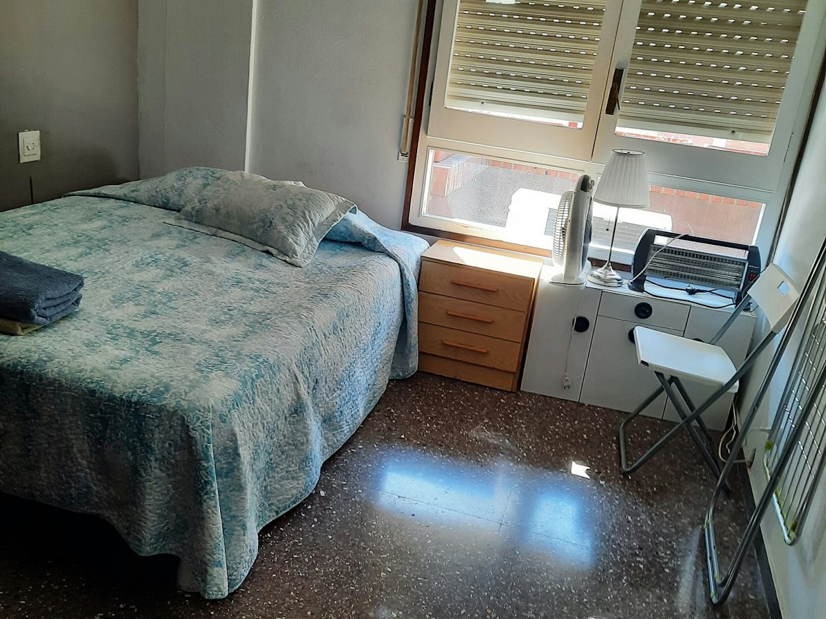 Habitación amueblada en piso compartido de 2 personas en Gràcia · 2
