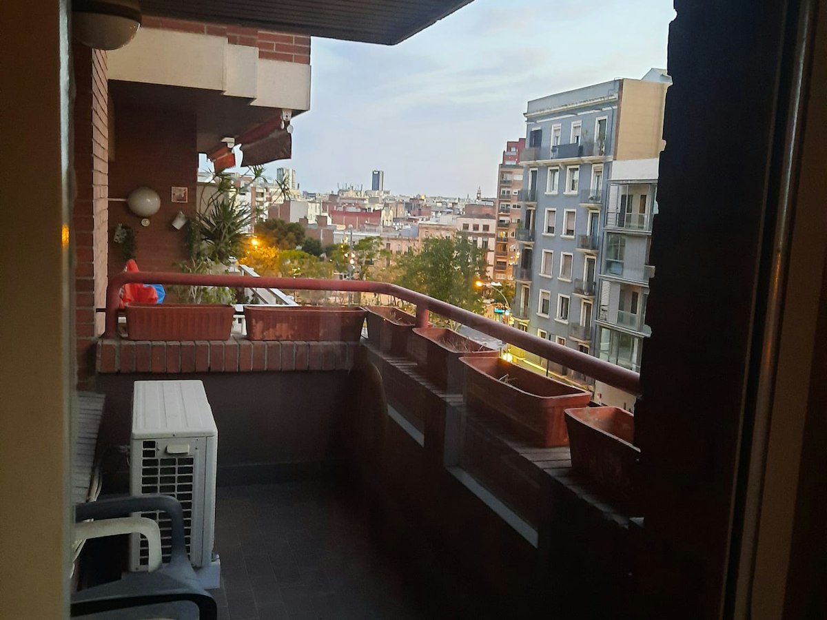 Habitación amueblada en piso compartido de 2 personas en Gràcia · 3