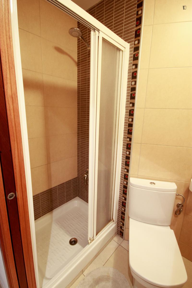 Furnished room in a 4-person shared flat in Sants-Montjuïc · 3