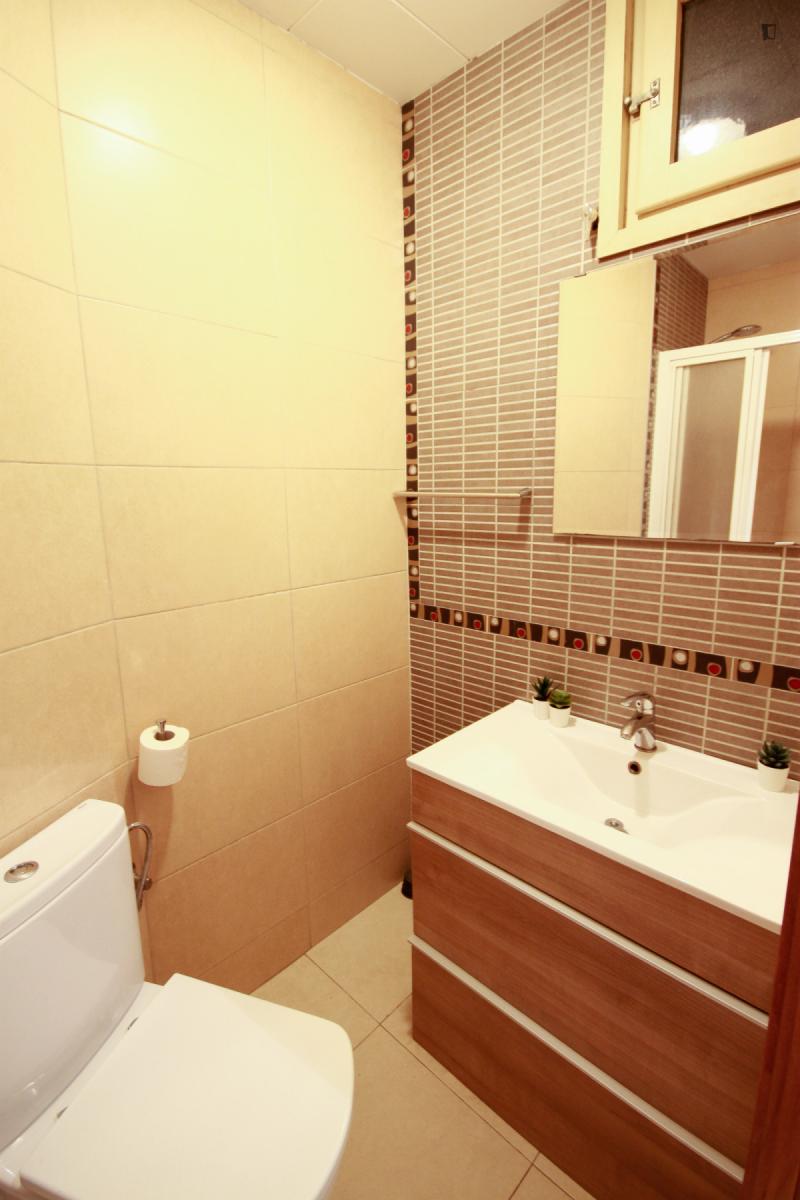 Furnished room in a 4-person shared flat in Sants-Montjuïc · 4