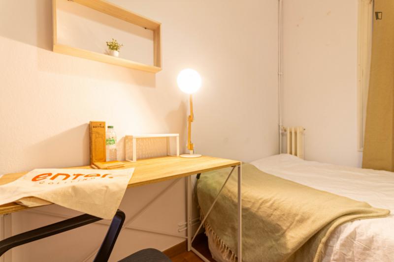 Habitación amueblada en piso compartido de 6 personas en Sarrià–Sant Gervasi · 2
