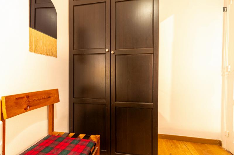 Habitación amueblada en piso compartido de 6 personas en Sarrià–Sant Gervasi · 3