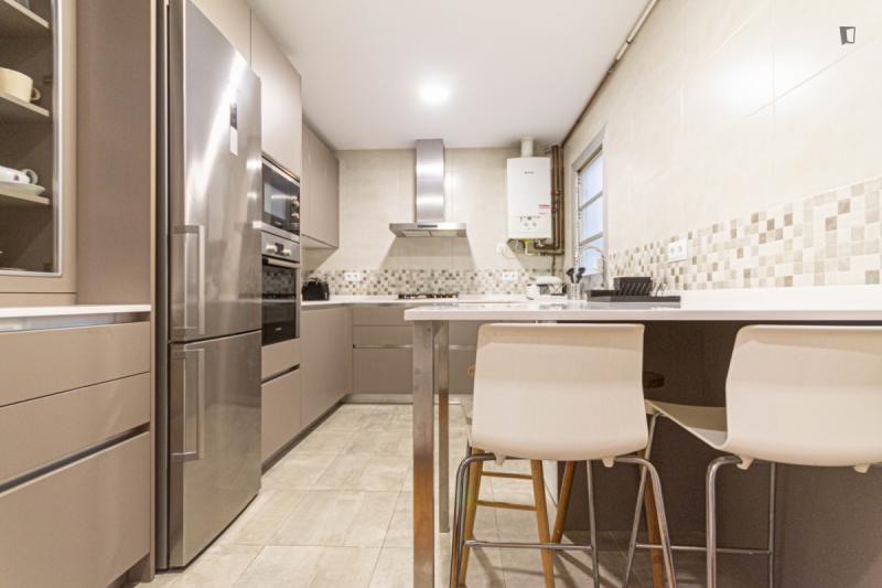 Habitación amueblada en piso compartido de 6 personas en Sarrià–Sant Gervasi · 4