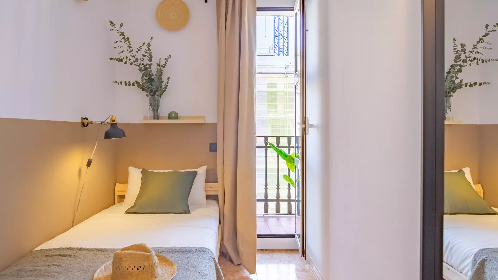 Furnished room in a 5-person shared flat in Eixample · 2
