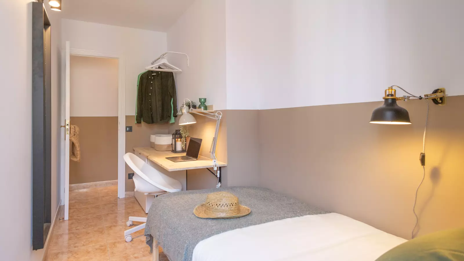 Furnished room in a 5-person shared flat in Eixample · 3