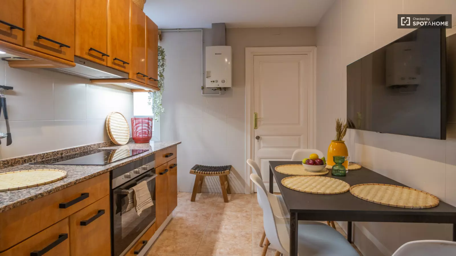 Furnished room in a 5-person shared flat in Eixample · 4
