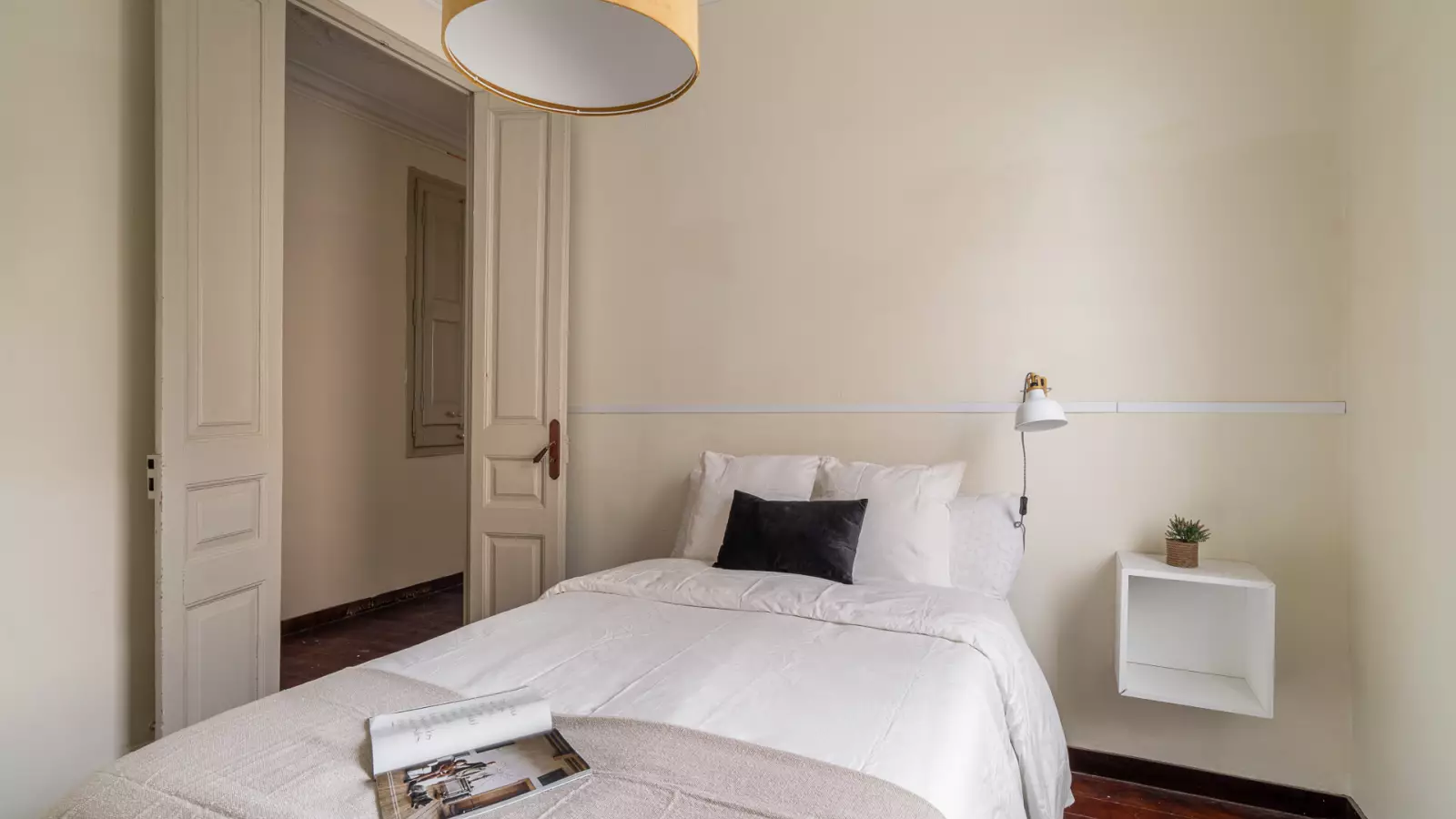 Habitación amueblada en piso compartido en Gràcia · 2