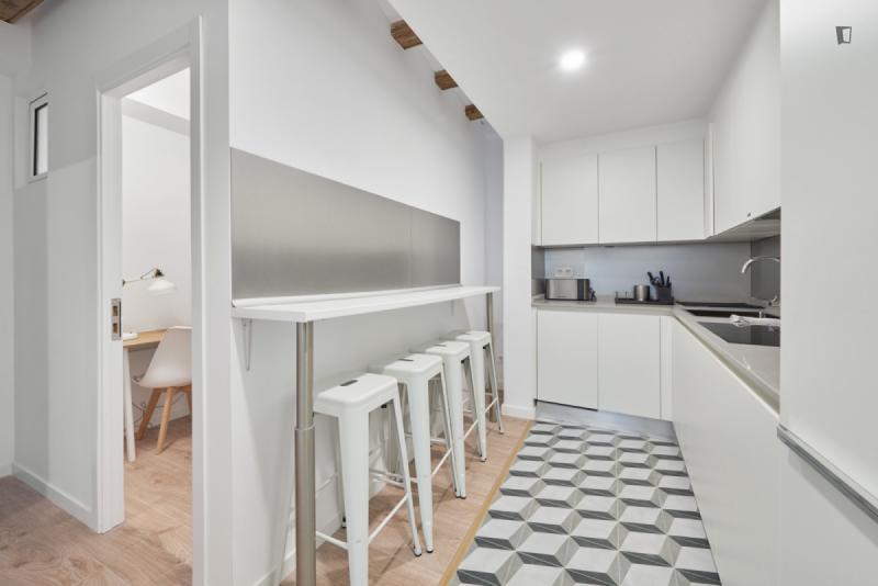 Furnished room in a 5-person shared flat in Ciutat Vella · 2