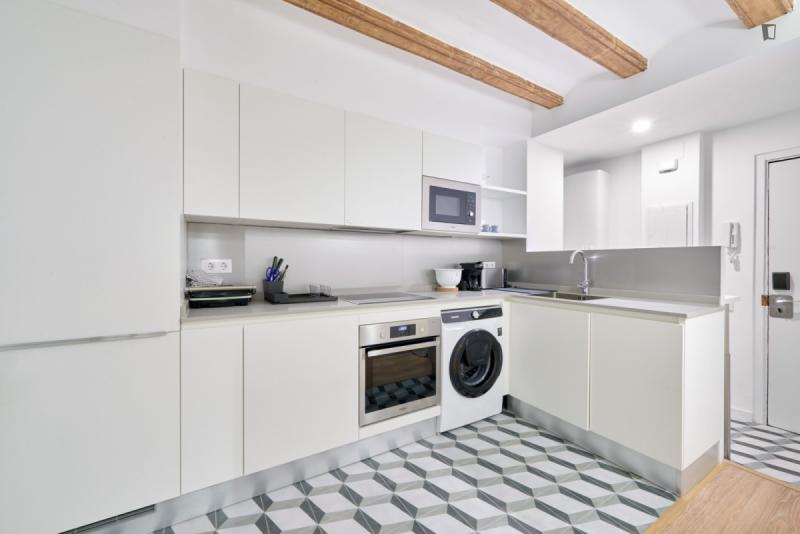 Furnished room in a 5-person shared flat in Ciutat Vella · 3