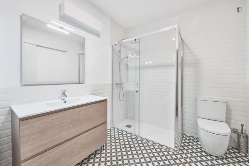 Furnished room in a 5-person shared flat in Ciutat Vella · 4