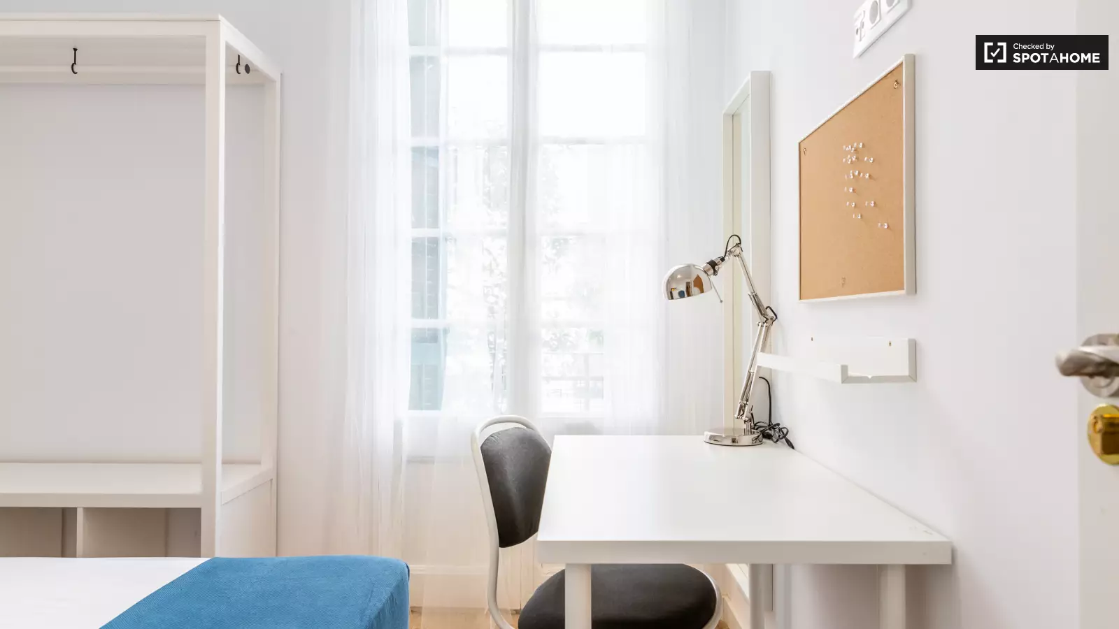 Furnished room in a shared flat in L'Hospitalet · 3