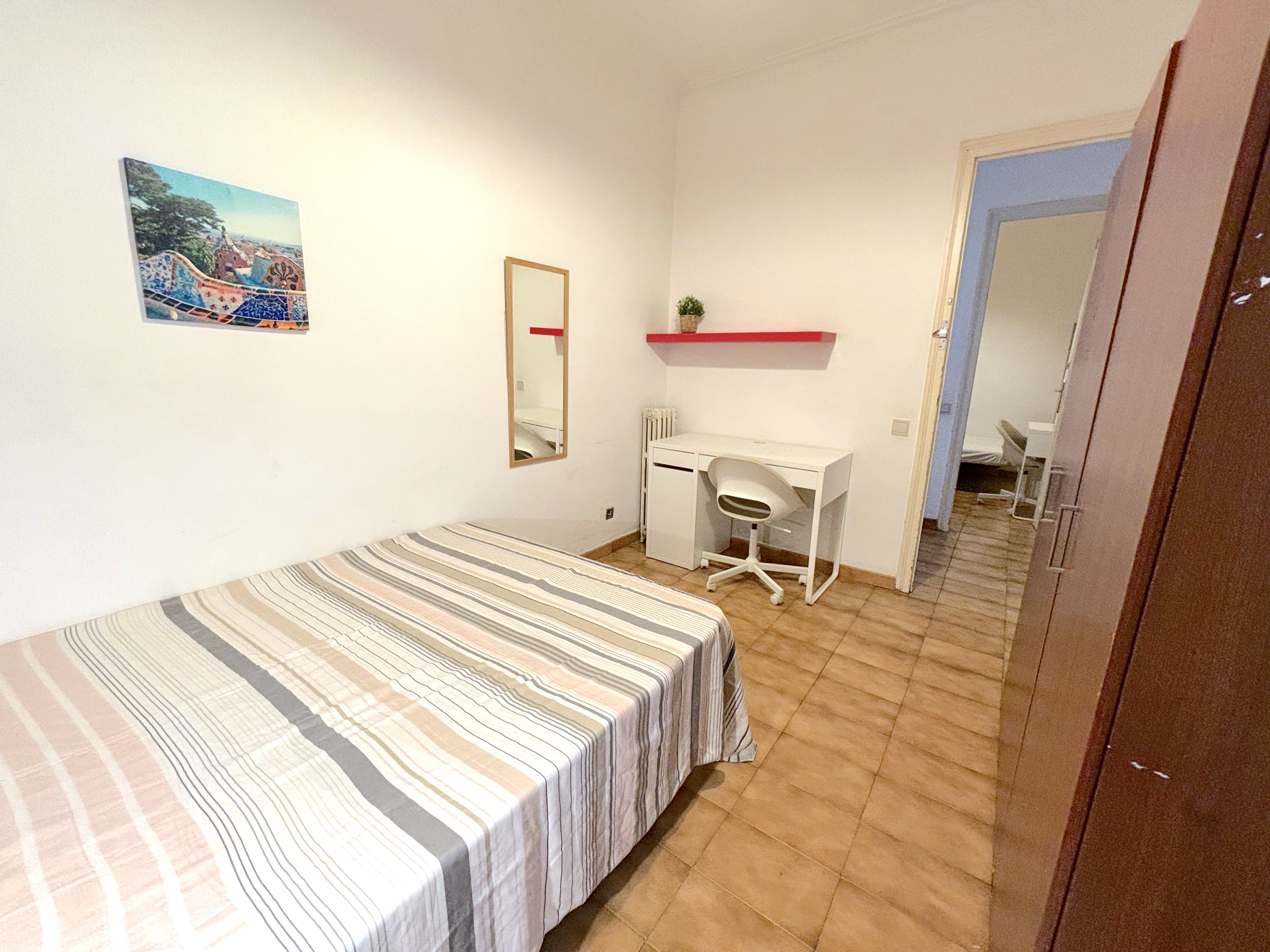 Habitación amueblada en piso compartido en Gràcia · 2
