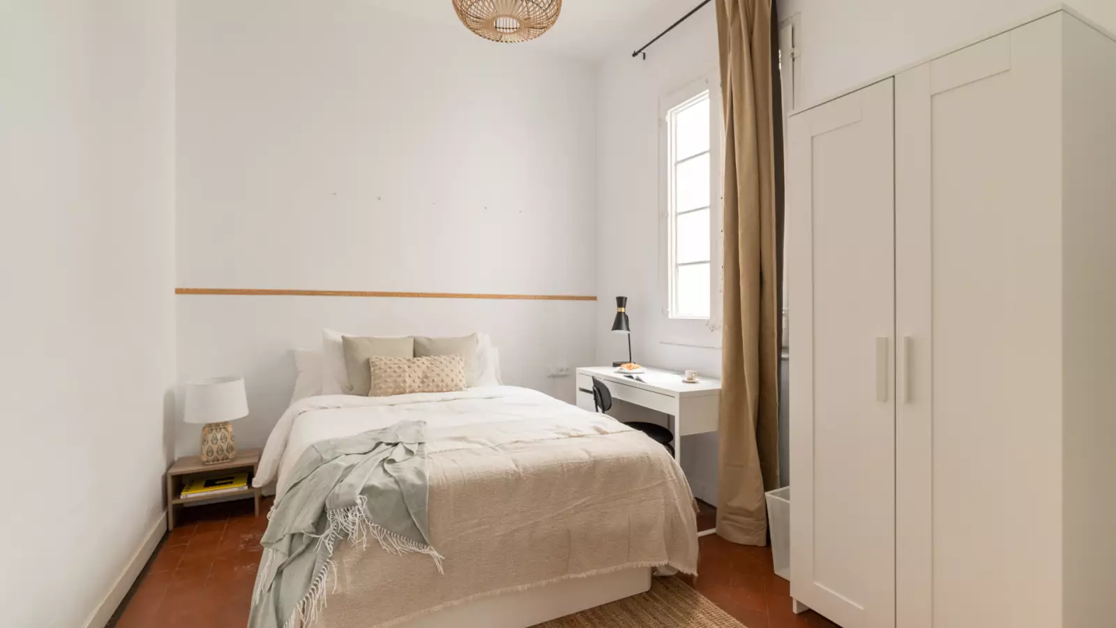 Furnished room in a shared flat in Ciutat Vella · 4
