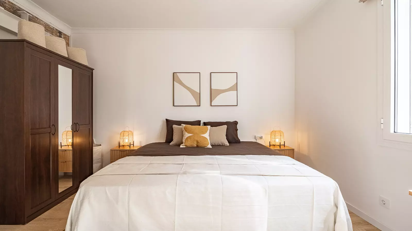 Furnished room in a shared flat in Eixample · 2
