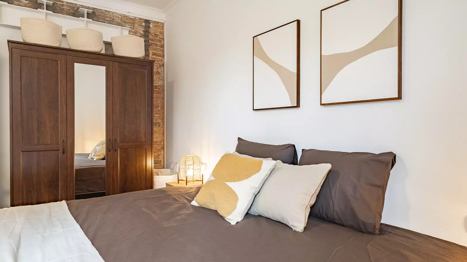 Furnished room in a shared flat in Eixample · 4