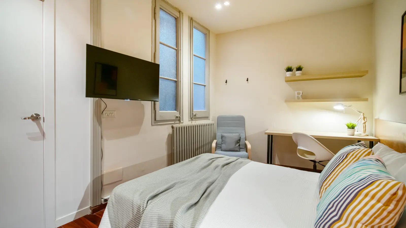 Habitación amueblada en piso compartido de 8 personas en Gràcia · 4