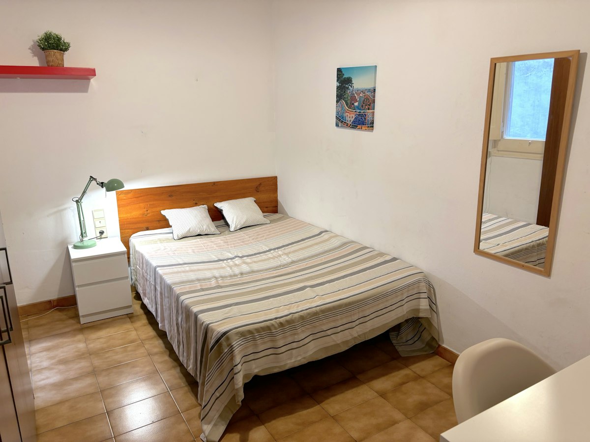 Habitación amueblada en piso compartido de 5 personas en Gràcia · 2