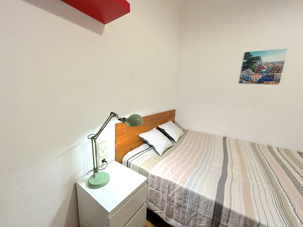 Habitación amueblada en piso compartido de 5 personas en Gràcia · 4