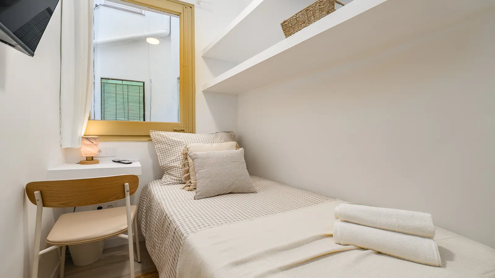 Furnished room in a shared flat in Sant Martí · 3