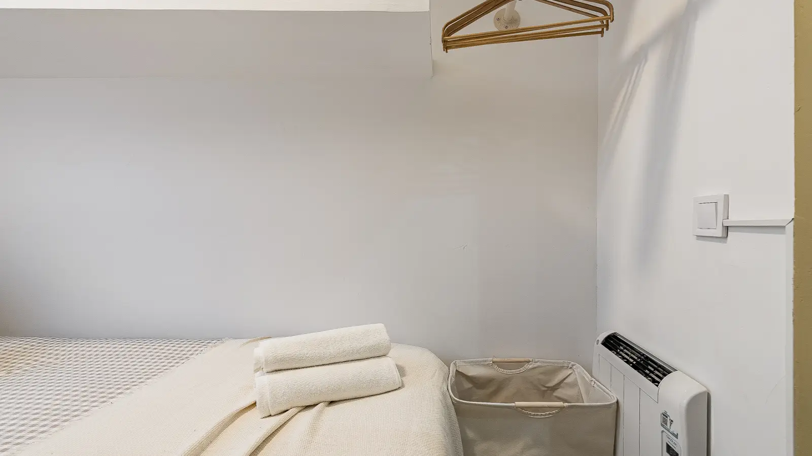 Furnished room in a shared flat in Sant Martí · 4
