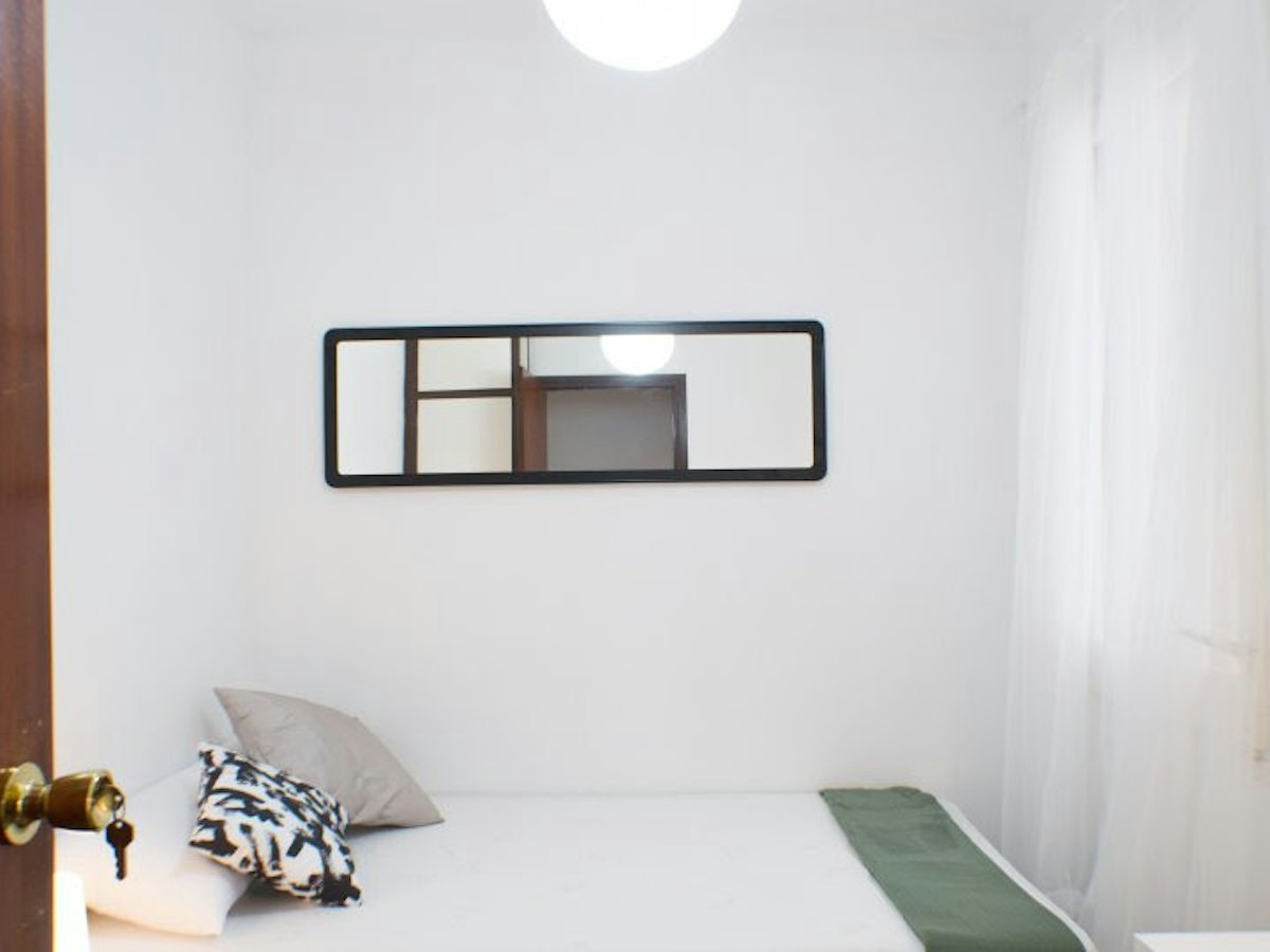 Habitación amueblada en piso compartido de 6 personas en Gràcia · 2